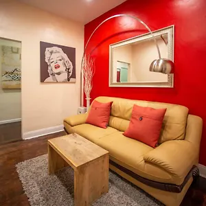 Private In A Shared 15 Minutes To Times Square! Habitación en casa particular